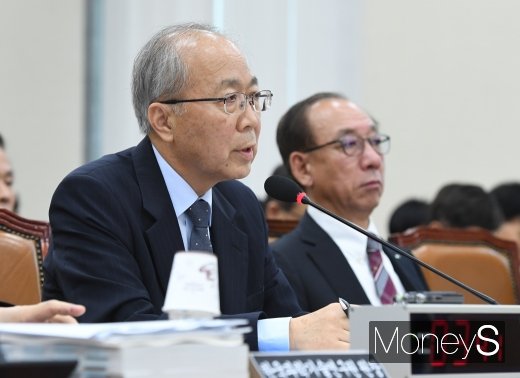[머니S포토] 질의 답하는 원광연 이사장