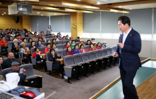 백군기 용인시장, 용인노인대학생 대상 복지정책 특강. / 사진제공=용인시