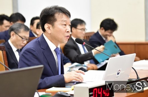 [머니S포토] 질의 답변하는 정무경 조달청장