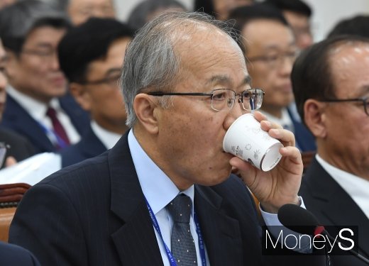 [머니S포토] 물 마시는 원광연 국가과학기술연구회 이사장