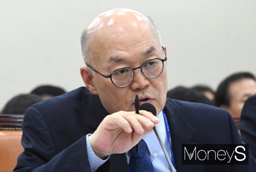 [머니S포토] 조국 장관 딸 의혹 관련 질의에 답변하는 이병권 원장