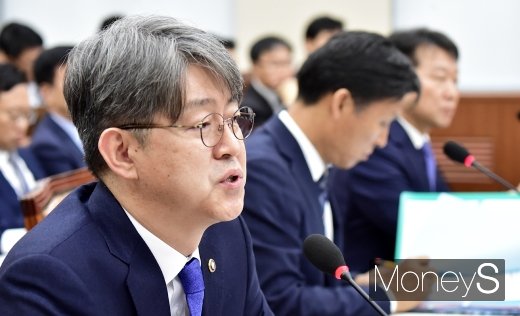 [머니S포토] 답변하는 강신욱 통계청장