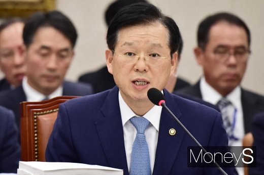 [머니S포토] 질의에 답하는 조현배 해경 청장