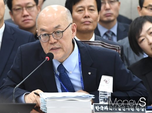 [머니S포토] 조국 딸 관련 질의에 답하는 이병권 KIST 원장