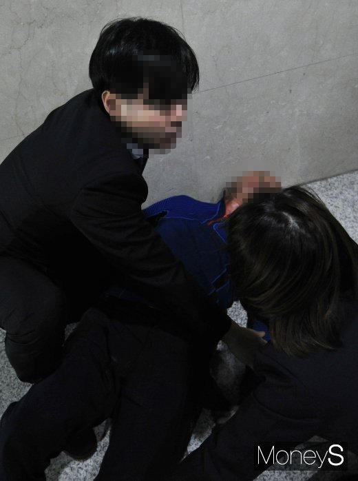 [머니S포토] 국회 찾은 60대 남성 '휘발유 자해'