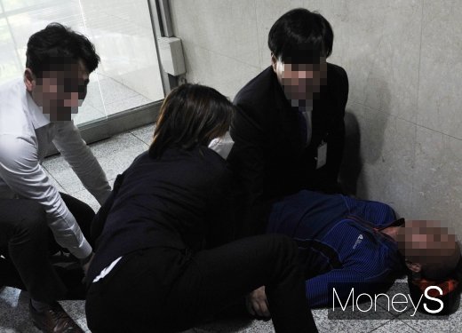 [머니S포토] 국회서 휘발유 음독 뒤 쓰러진 남성
