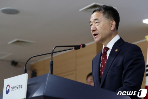 박능후 보건복지부 장관이 11일 오전 종로구 세종대로 정부서울청사에서 국민연금 기금운용위 운영 개선방안 브리핑을 하고 있다./사진=뉴스1