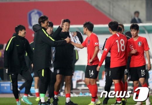 한국 축구 국가대표팀 선수들이 지난 10일 경기 화성시에서 열린 2022 카타르 월드컵 아시아지역 2차예선 H조 스리랑카와의 2차전 경기에서 8-0 대승을 거둔 뒤 기뻐하고 있다. /사진=뉴스1