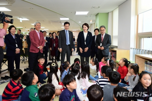 유은혜교육부총리와 서철모화성시장, 곽상욱오산시장, 이재정경기교육감 등이 이음터를 이용중인 학생들과 이야기를 나누고 있다.  / 사진제공=화성시 