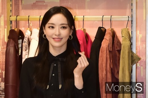[머니S포토] 이다희, '사랑스런 미소&하트'