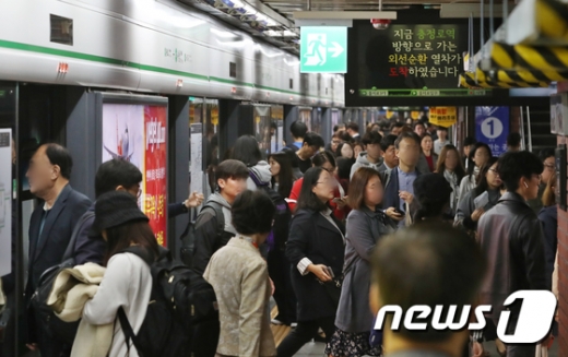 철도노조가 파업에 들어간 11일 오전 시민들이 2호선 열차를 타고 출근길에 오르고 있다. /사진=뉴스1
