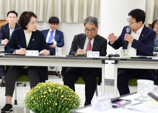 염태영 전국시장·군수·구청장협의회장과 이재정 경기도교육감, 유은혜 부총리 겸 교육부 장관(오른쪽부터)이 11일 오전 화성시 동탄2신도시에 위치한 동탄중앙이음터에서 ‘‘제14차 포용국가 실현을 위한 사회관계장관 회의’에 참여하고 있다. / 사진제공=수원시