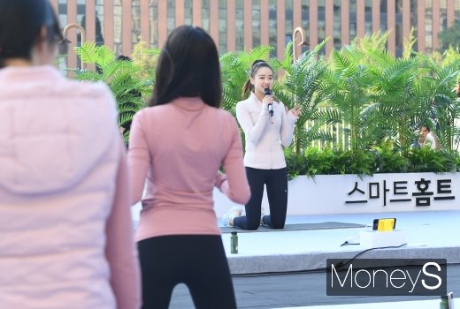 [머니S포토] '스마트 홈트' 설명하는 손연재