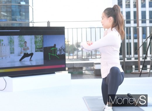 [머니S포토] 몸 동작을 인식하는 '스마트 홈트'