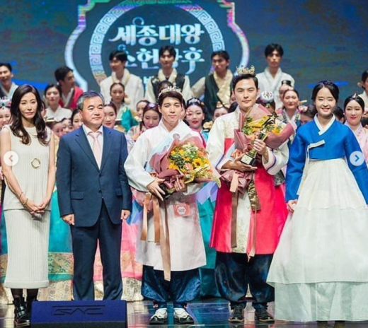 '세종대왕 소헌왕후 선발대회' 심사위원으로 나선 배우 성현아(왼쪽). /사진=성현아 인스타그램 캡처