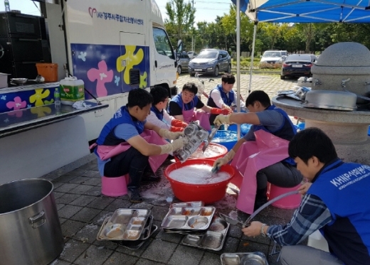 한수원 건설처 봉사단과 동천동 ‘친절한 경자씨’등 50여명의 봉사자가 11일 탈해왕릉에서 어르신 300여명을 대상으로 점심 무료급식 봉사활동을 시행했다./사진제공=한수원