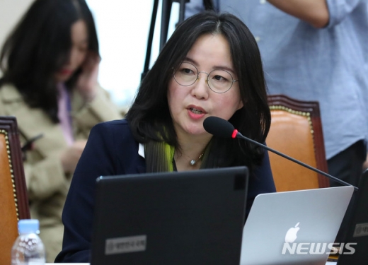 사진제공【서울=뉴시스】 장세영 기자 = 제윤경 더불어민주당 의원이 8일 오전 서울 국회 정무위원회의 금융감독원 국정감사에서 윤석헌 금융감독원장에게 질의하고 있다. 