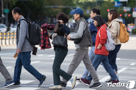 일교차가 커지면서 겉옷이 필요한 날씨가 왔다. /사진= 유승관 뉴스1 기자