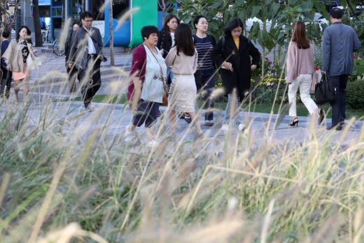 서울 광화문 네거리에서 시민들이 발걸음을 옮기고 있다 / 사진=머니투데이DB