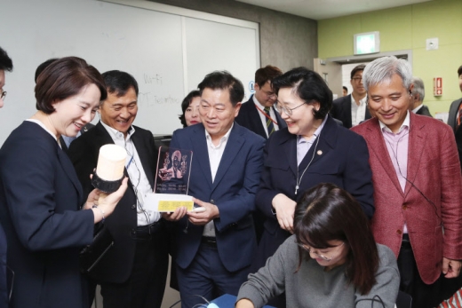 박승원 광명시장이 11일 화성시 동탄중앙이음터에서 열린 제14차 포용국가 실현을 위한 사회관계장관 회의에 참석했다(사진 가운데 박승원 광명시장). / 사진제공=광명시