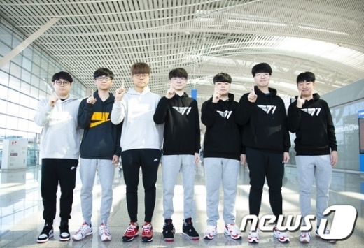 SK텔레콤 T1 선수단. /사진=SKT1 제공
