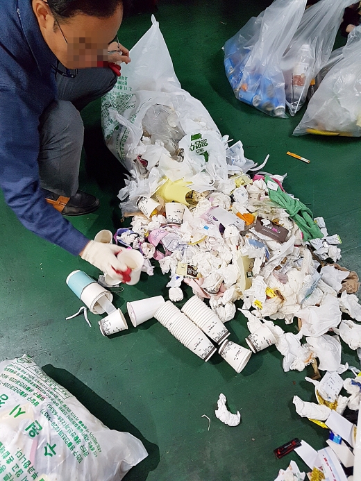 수원시 관계자가 생활폐기물 샘플링 검사를 하고 있다. / 사진제공=수원시