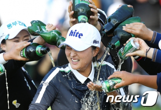 고진영이 지난 13일 경기 여주시 블루헤런CC에서 열린 '제20회 하이트진로 챔피언십'에서 우승한 뒤 동료선수들로 부터 맥주 세례를 받고 있다. /사진=KLPGA 제공
