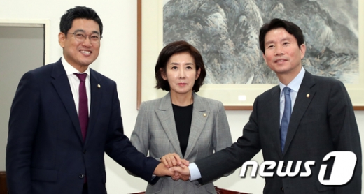 (왼쪽부터) 오신환 바른미래당 원내대표, 나경원 자유한국당 원내대표, 이인영 더불어민주당 원내대표가 지난 7일 국회 운영위원장실에서 회동을 갖기 전 손을 맞잡고 있다. /사진=뉴스1