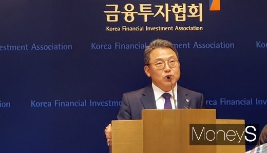 성인모 금융투자협회 전무가 14일 금융투자협회에서 소재, 부품, 장비기업들의 글로벌 무역 경쟁력 강화를 위한 새로운 펀드 계획을 발표하고 있다. /사진=홍승우 기자