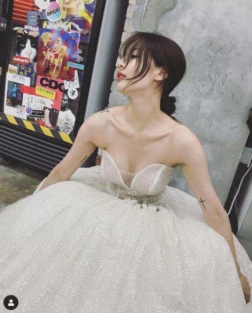 현아, 볼륨감 넘치는 드레스룩