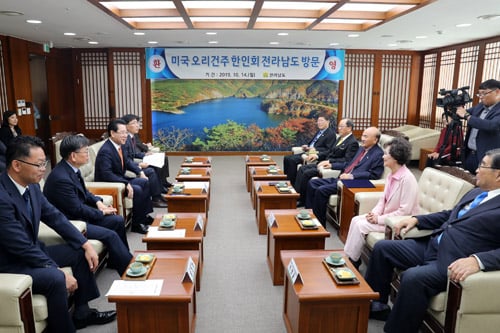 임용근 미국 오리건주 의회 전 상원의원과 오리건주 한인회 지도자로 구성된 문화사절단이 14일 전남도를 방문, 김영록 전남도지사와 면담하고 있다./사진제공=전남도