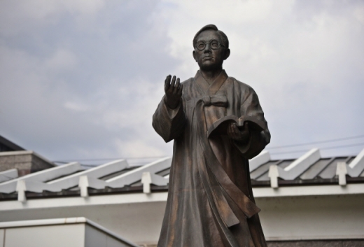 정지용 동상과 정지용문학관. /사진=한국관광공사