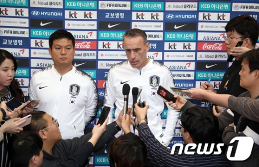 파울루 벤투 한국 축구 국가대표팀 감독이 지난 13일 인천국제공항을 통해 경유지인 중국 베이징으로 출국하기 전 취재진의 인터뷰에 응하고 있다. /사진=뉴스1