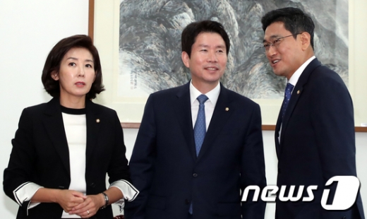 나경원 자유한국당 원내대표, 이인영 더불어민주당 원내대표, 오신환 바른미래당 원내대표(왼쪽부터)가 14일 국회에서 회동을 갖고 있다. /사진=뉴스1