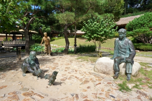 닭싸움을 붙이는 소녀와 그걸 보는 김유정 조각상. /사진=한국관광공사