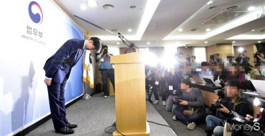조국 장관이 8일 경기도 과천시 관문로 법무부에서 감찰개혁 추진계획에 대한 대국민 보고를 한 뒤 고개숙여 인사하고 있다. / 사진=머니S 임한별 기자.