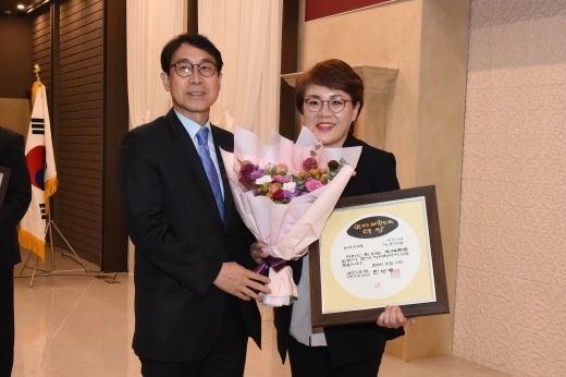 양주시의회 한미령 의원이 제33회 책의 날 독서유공자 표창장을 수상한 뒤, 기념촬영을 하고 있다. / 사진제공=양주시의회