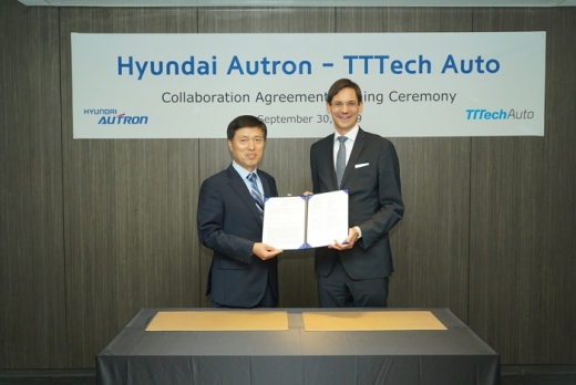 현대오트론-TTTech Auto, 현대차 ADAS 표준 SW 플랫폼 개발 협력. (왼쪽부터)문대흥 현대오트론 대표이사, 게오르그 코페츠(Georg Kopetz) TTTech Auto CEO. /사진=현대오트론