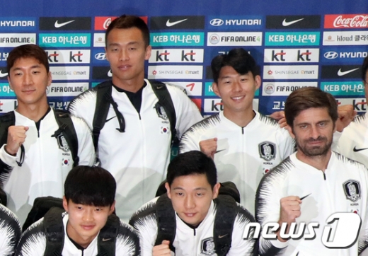 평양 원정 경기를 위해 13일 오후 인천국제공항에서 출국한 대한민국 남자 축구대표팀. /사진=뉴스1