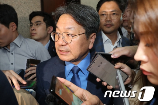 강기정 청와대 정무수석이 14일 국회에서 이해찬 더불어민주당 대표를 만나 조국 법무부 장관 사퇴 관련 이야기를 마치고 나오는 모습. /사진=뉴스1     