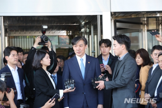 '전격 사퇴' 조국 장관, 법무부 청사 떠나(속보)