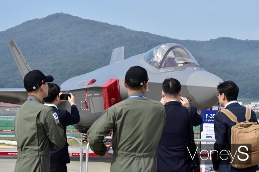 [머니S포토] 감탄 또 감탄, F-35 스텔스 전투기의 위상