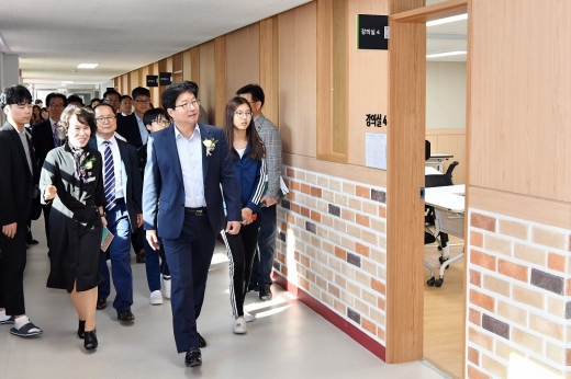 염태영 시장이 ‘서호 청개구리 마을’ 내부를 둘러보고 있다. / 사진제공=수원시