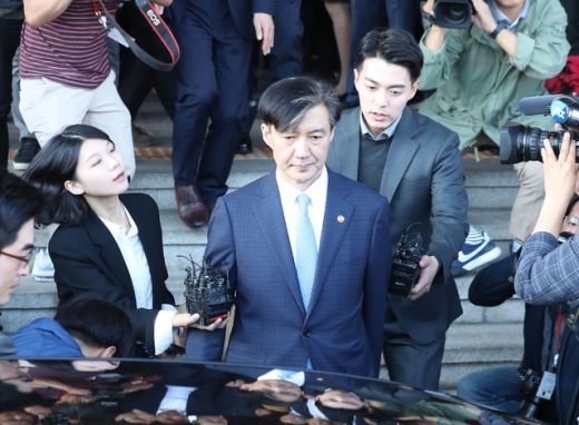 14일 사의를 표명한 조국 법무부 장관(가운데)이 이날 오후 경기 정부과천청사 법무부청사를 나서고 있다. /사진=뉴시스