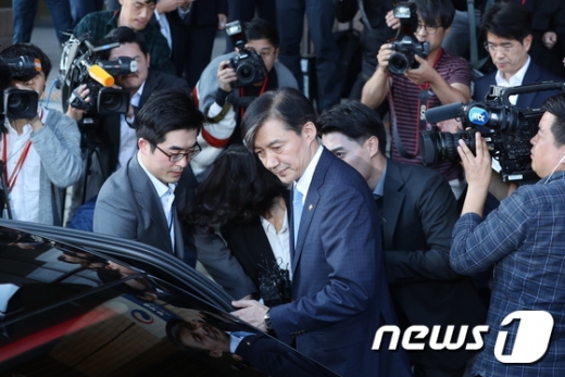 사의를 표명한 조국 법무부 장관이 14일 오후 정부과천청사 법무부를 나서는 모습. /사진=뉴스1   