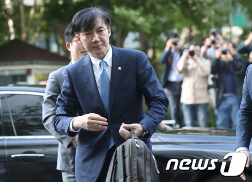 조국 법무부 장관이 14일 사의를 표명한 뒤 정부과천청사 법무부청사를 떠나 서울 방배동 자택으로 들어서고 있다 /사진=뉴스1