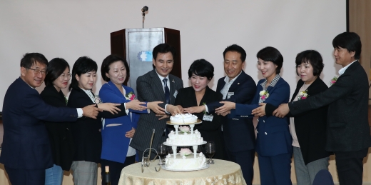 여성기업인협의회 20주년 케이크 커팅식 기념촬영 모습. / 사진제공=화성시