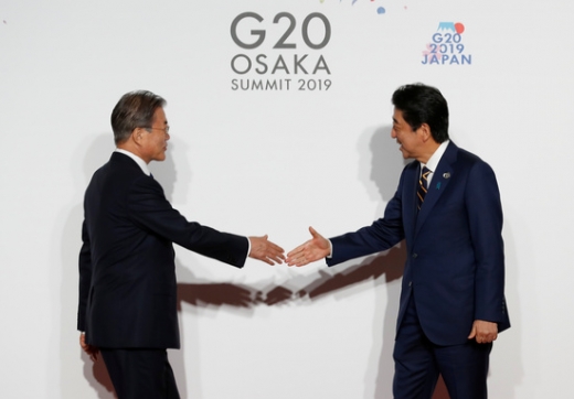 문재인 대통령(왼쪽)과 아베 신조 일본 총리가 지난 6월 일본 오사카에서 열린 G20 정상회의에서 만나 악수하고 있다. /사진=로이터