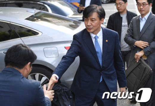 조국 법무부 장관이 14일 사의를 표명한 뒤 서울 방배동 자택 앞에서 관계자들과 악수를 나누고 있다. /사진=뉴스1