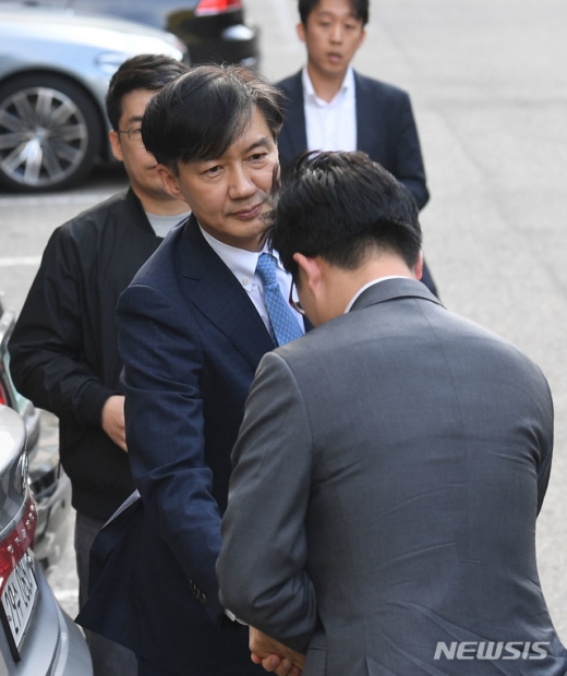 조국 법무부 장관(가운데)이 사의를 표명한 14일 오후 서울 서초구 방배동 자택으로 들어서며 관계자와 악수를 나누고 있다. /사진=뉴시스